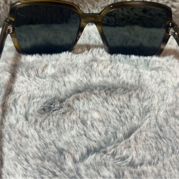 Authentic CHANEL Sunglasses
Polarized lenses
No scratches
No scuffs
Worn once - Picture 6 of 6